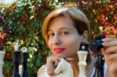 女士 闲暇 棋盘游戏 棋 棋子 姿势 美丽的 漂亮 白种人