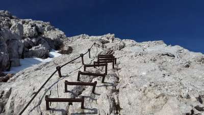 通过飞拉达 Alpspitze 梯子 梯子横档 踢 阶段 小路