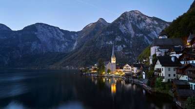 Hallstatt 教会 湖 奥地利 城市 灯 反射 山 蓝城