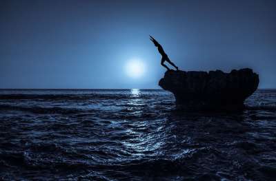夜晚 月亮 天空 冒险 男人 跳跃 旅行 海 海洋 黑暗的