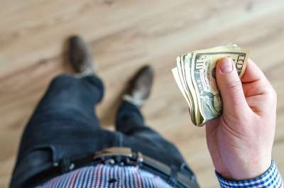 钱 钱包 金融 现金 商业 人 手 男性 背景 白色的 皮革