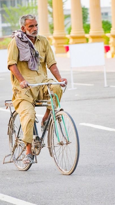 老人 老年 自行车 男人骑自行车 运输手段