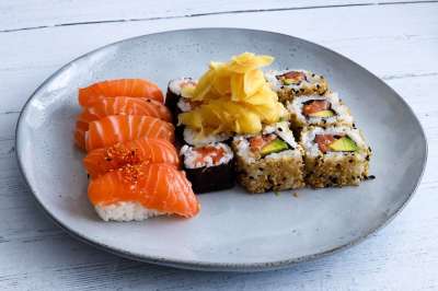 寿司 鱼 三文鱼 金枪鱼 白饭 海鲜 海藻 芥末 日本人