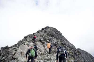 冒险 背包客 爬 远足 徒步旅行者 山 山峰 户外 山峰 山峰