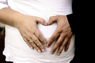 手 心 肚皮 婴儿疙瘩 怀孕 婴儿 信托 父母 人们 家庭