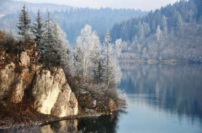 山 冬季 森林 湖 岩 假期 冷 性质 雪 弗罗斯特 景观