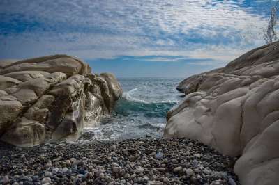 卵石滩 岩石 白色的 形成 自然 海 海滨 景观 海浪 天空