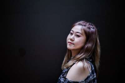 女人 亚洲 黑色 卷发 美女