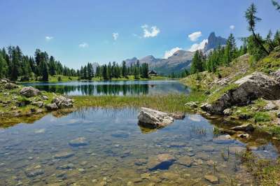 自然 景观 自然风光 山 湖 高山湖泊 山间小屋 白云岩