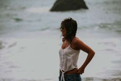 人们 女士 水 海洋 海 海滩 旅行 冒险 灰色的沙滩