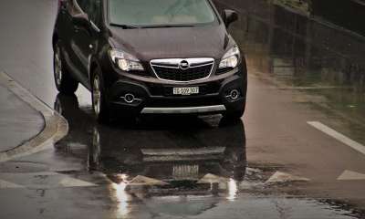 街道 雨 湿的 沥青 反射 多云的 欧宝 水 天气 马 舞台