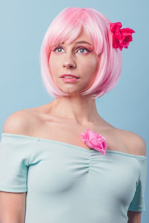 模型 美拍摄 年轻女子 假发 花朵 漂亮 甜 时尚杂志 魅力