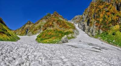 多山的景观 秋季树叶 雪 形式的光泽 北阿尔卑斯 国家公园 日本