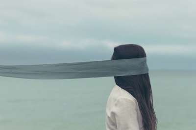 人们 女士 布 头发 盲Flold 水 海洋 海 海滩 云