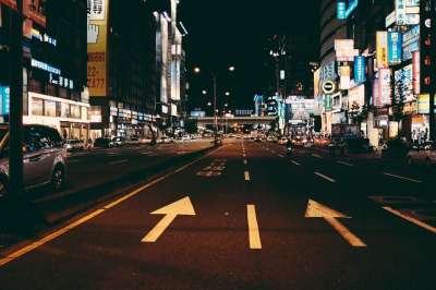 街道 路 广告牌 迹象 引领 汽车 城市 城市的 亚洲人 夜晚