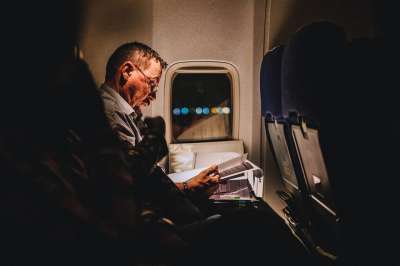 飞机 航空公司 旅行 航班 人们 男人 读 书