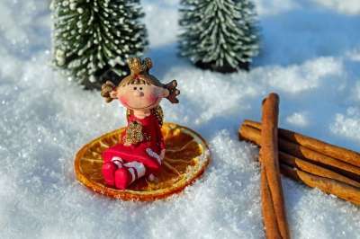 圣诞天使 数字 天使 乐趣 可爱的 坐在 橙片 雪 冬天