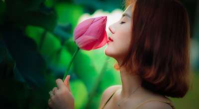 越南 女孩 女性 阳光明媚 花 长大衣 年轻 笑 感情 衬衫