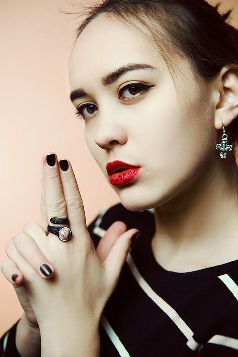纵向 年轻女子 红色的 嘴唇 漆 钉子 眼睛 人 一个女孩的肖像