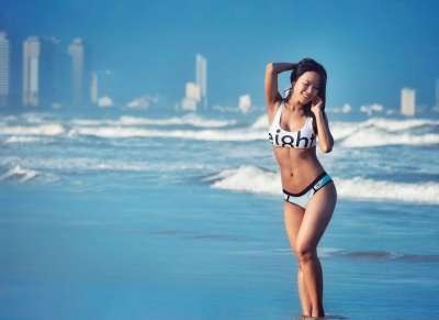 比基尼 性感的 美丽的女孩 城市 海 波浪 岘港 越南 亚洲