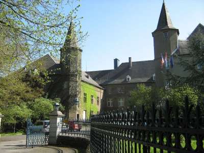 Differdange 卢森堡 城堡 历史的 地标 栅栏 门 旗帜