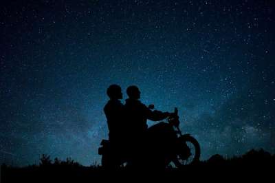 夜晚 摩托车 夫妻 宇宙 景观 星星 天空 星座 黑暗的 空间
