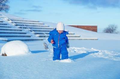 雪 孩子 女孩 寒冷的 孩子们 冬天 乐趣 兄弟姐妹 围巾 帽