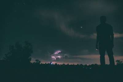 黑暗的 夜晚 人们 男人 独自的 树木 自然 植物 天空