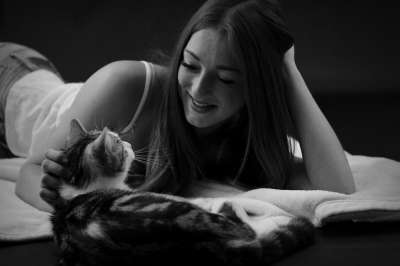 女士 年轻女子 猫 黑和白 地吻 毛皮 说谎 动物 家畜