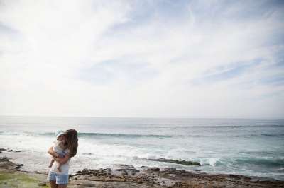 人们 女士 家庭 母亲 海滩 海洋 海 爱 吻 可爱的 婴儿