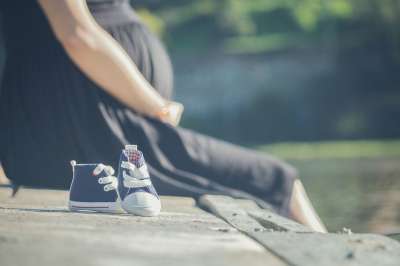 怀孕的 鞋子的婴儿 春天 坚持 新妈妈 怀孕 婴儿 坐着 怀孕