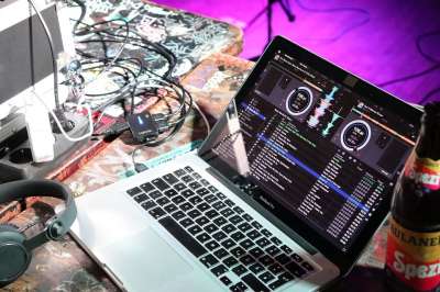 笔记本电脑 音乐 Dj 声音工作室 麦克风 混合器 工作室