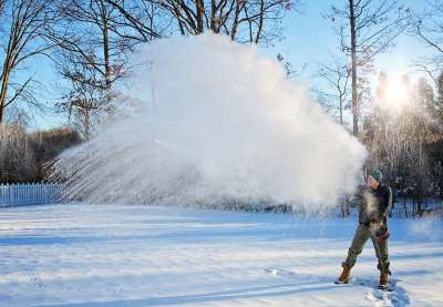 姆潘巴效果 冬天 雪 寒冷的 霜 冻结 泼水 冰冷的 季节