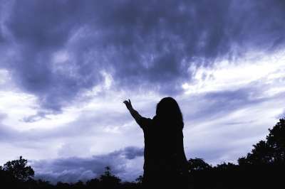 黑暗的 人们 女孩 崇拜 轮廓 云 天空 树木