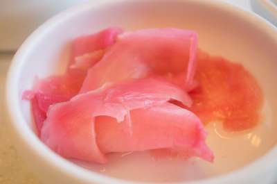 亚洲食品 美食 盘子 生姜 日本 日本人 日本食品 生鱼 红色的