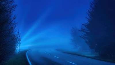 蓝色的 夜晚 多雾路段 路 寒冷的 闪耀 光 黑暗的 蓝色小时