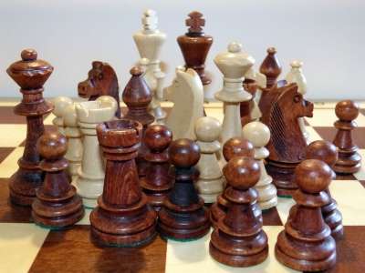 象棋 棋盘上的棋子 国际象棋游戏 棋盘 黑色和白色 游戏 人物