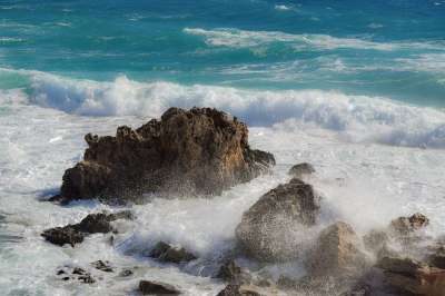 岩石海岸 岩石 海 景观 波浪 风 风暴 暴风雨天气 自然 喷