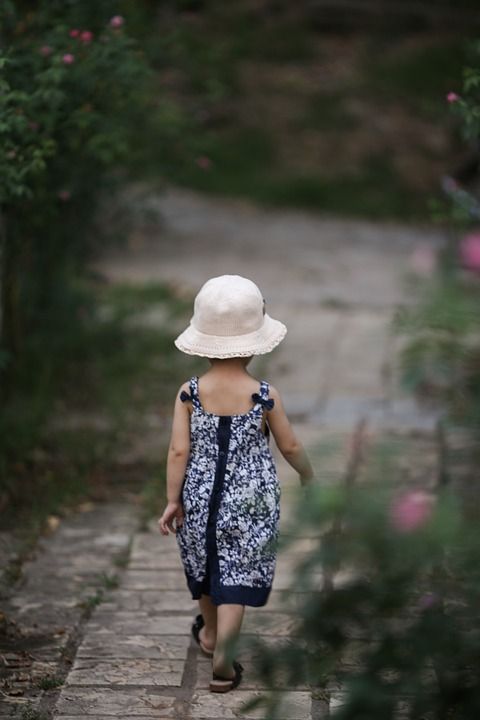 孩子 女孩 裙子 帽子 户外 肖像 童年 小姑娘 自然