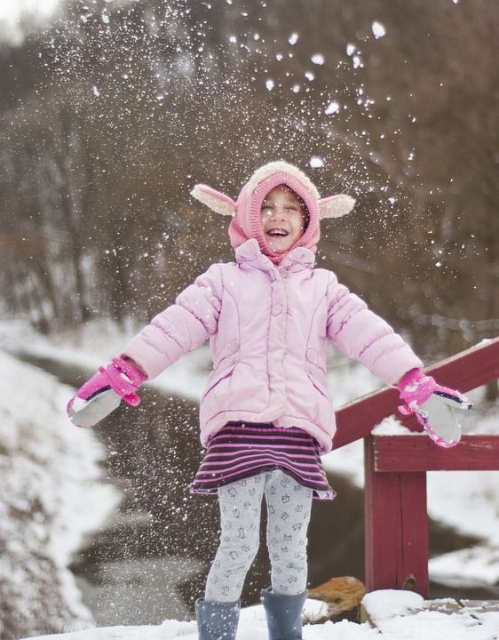 女孩 雪 粉色的 冬天 寒冷的 快乐的 帽子 幸福 户外的