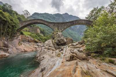 瑞士 山 普通话 提契诺 水 流动 景观 自然 阿尔卑斯山 桥