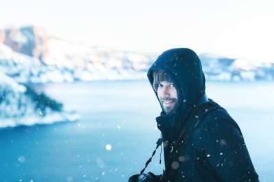 人们 男人 微笑 快乐的 相机 摄影师 摄影 雪 冬天 寒冷的
