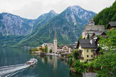 Hallstatt 湖 村庄 山 水 船 人们 树 建造 房子