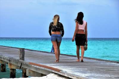 女孩们 走 海滩 码头 马尔代夫 风 海洋 蓝色 地平线 海