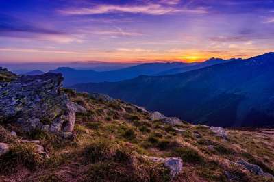云 日出 黄金时段 草 高的 远足 小山 景观 山 山峰