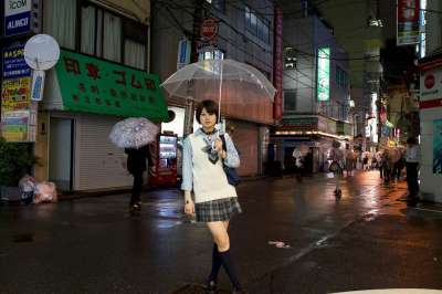 东京 女士 女孩 雨伞 模型 雨 城市 女性 年轻 户外的