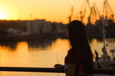 海港 日落 女孩 独自的 心情 感觉 观光 平静的 孤独