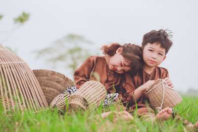 儿童 爱 夫妇 乡村 越南 场 潮湿的稻米 绿色的草地上 草地上