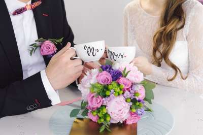 一对年轻 花束 杯子 夫妻 爱 婚礼 裙子 运气 婚姻 浪漫的