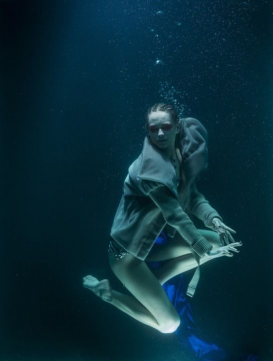 在水下 时尚 女士 艺术 水 坦克 美术 模型 姿势 摆姿势